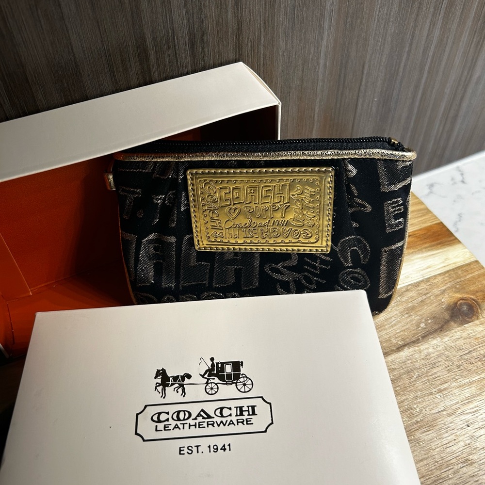 Coach Poppy Wristlet comes with Box ! EUC